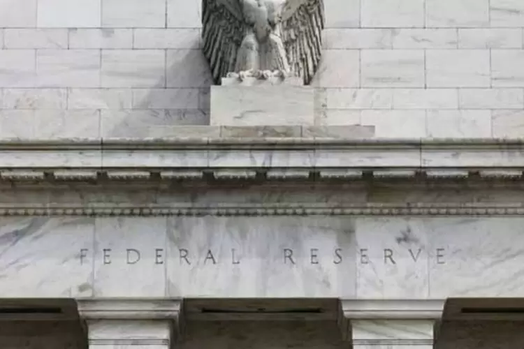 
	Vista da escultura de &aacute;guia em frente &agrave; sede do Federal Reserve: banco central descobriu que mais de 100 pessoas receberam ata do&nbsp;Fomc&nbsp;antecipadamente
 (REUTERS/Larry Downing)