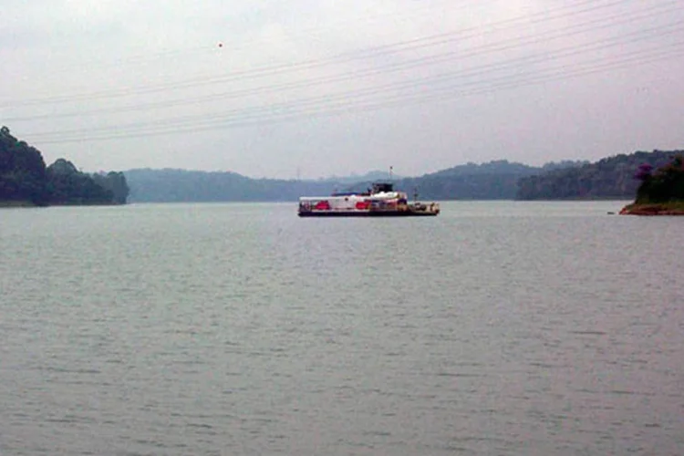 
	Vista da Represa de Guarapiranga: a Sabesp ir&aacute; transferir o abastecimento de 1,8 milh&atilde;o dos 8,8 milh&otilde;es de consumidores atendidos pelo Cantareira para os Sistemas Alto Tiet&ecirc; e Guarapiranga
 (Salete Maria do Nascimento/Wikimedia Commons)
