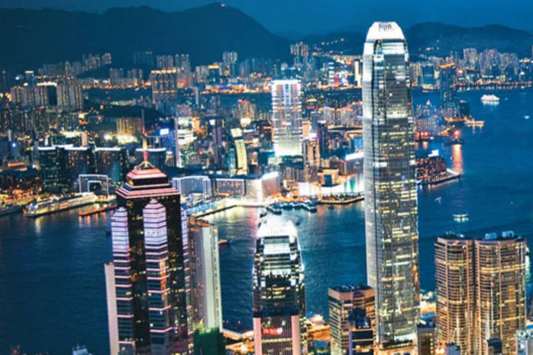 O índice Hang Seng subiu 372,20 pontos, ou 2%, e fechou aos 18.873,99 pontos (Victor Fraile/EXAME.com)