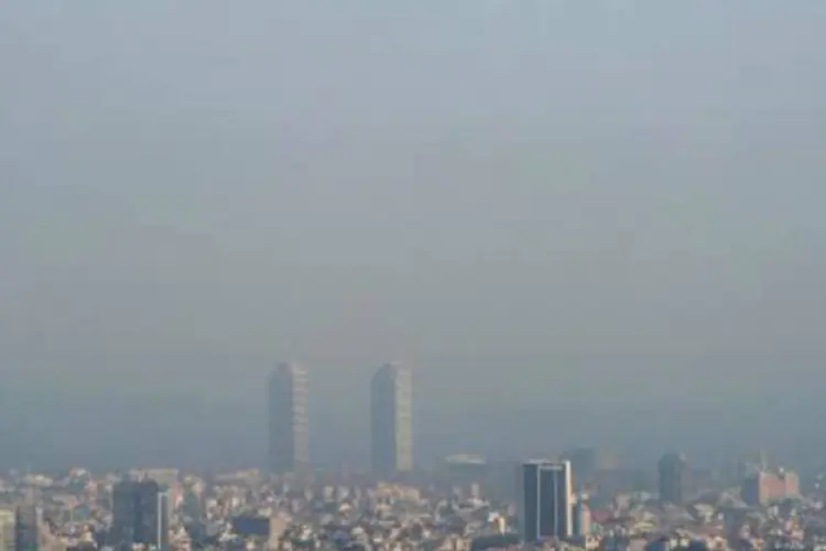 Barcelona com nuvem de poluição: segundo o estudo, o risco de morte prematura subiu 7% a cada aumento de 5 microgramas de PM2.5 por metro cúbico (AFP)