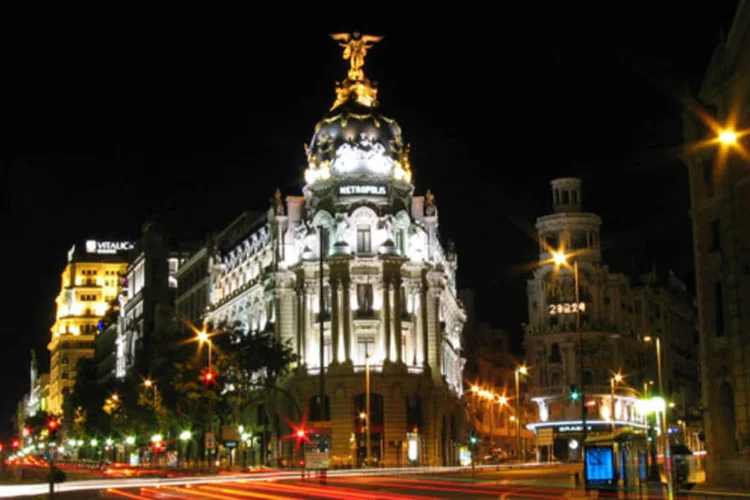 
	Vista noturna de Madri: juntas dissecaram todos os botecos pelos quais passaram durante um ano, com suas bebidas, comidas, clientes e ambientes
 (Antonio García Rodríguez/ Wikimedia Commons)