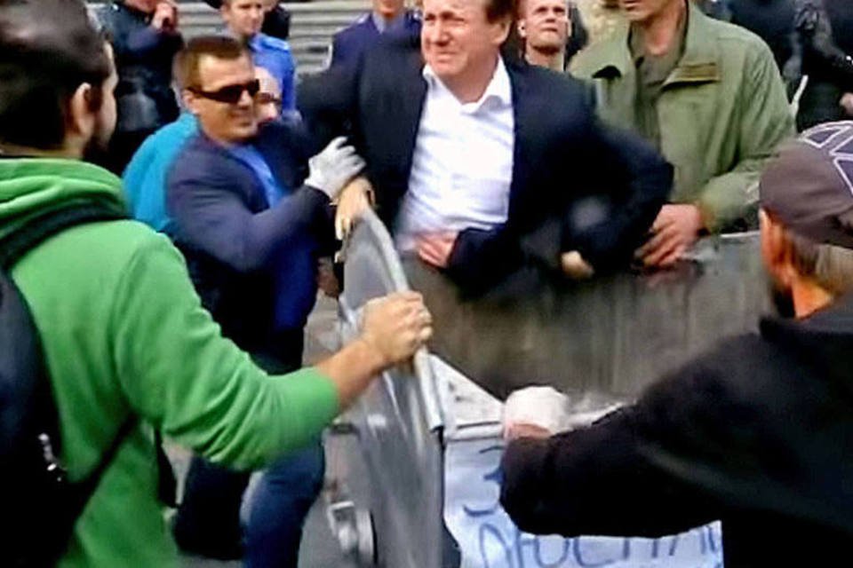 Multidão furiosa joga político no lixo na Ucrânia