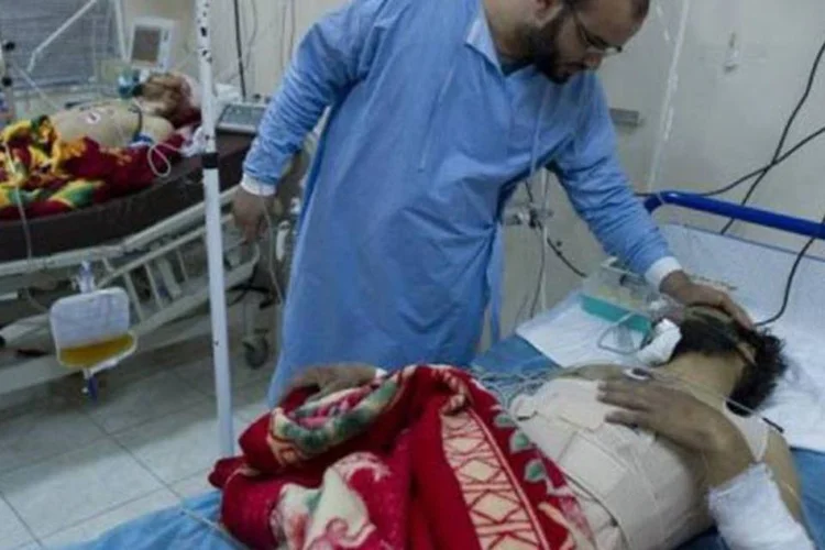 Médico atende vítima de atirador em Misrata: apenas no domingo, 17 morreram na região (Odd Andersen/AFP)