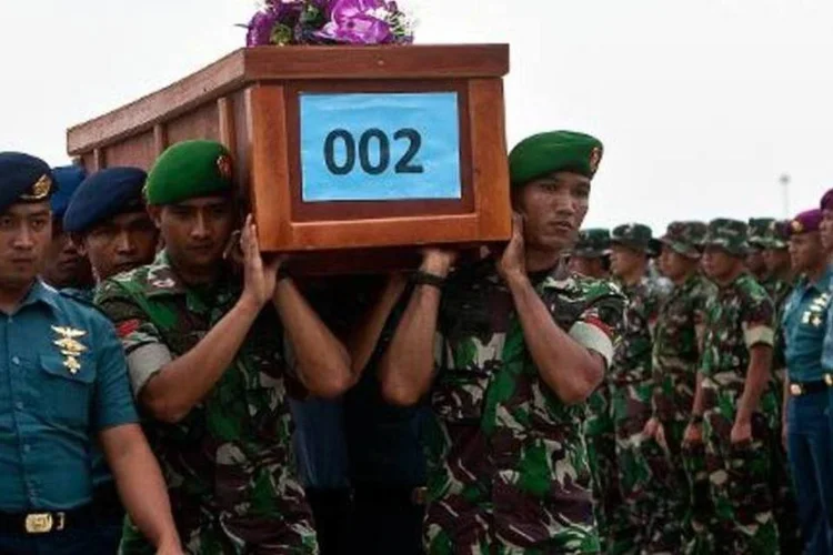 Corpo recolhido no mar de Java chega em 31 de dezembro de 2014 ao aeroporto de Surabaya (Juni Kriswanto/AFP)