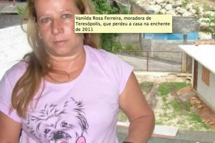 Vanilda Rosa Ferreira, 52 anos, moradora de Teresópolis: ela vê da janela o que restou da casa destruída pela enchente de 2011 (André Oliveira/VEJA.com)
