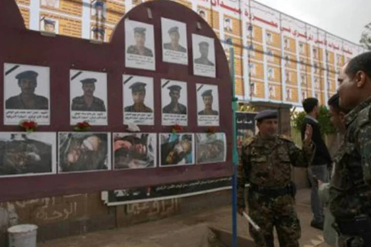 
	Soldados iemenitas olham retratos de v&iacute;timas mortas em ataque da Al-Qaeda, em agosto: nos &uacute;ltimos meses, v&aacute;rios ataques foram executados contra o movimento
 (Mohammed Huwais/AFP)