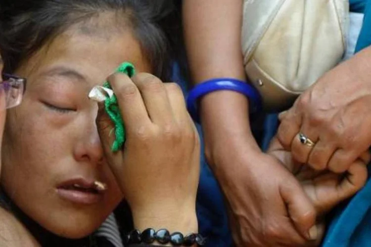 Parentes de vítimas da avalanche se emocionam em Katmandu, Nepal: esta foi a tragédia com o maior número de mortes na história do Everest (Prakash Mathema/AFP)