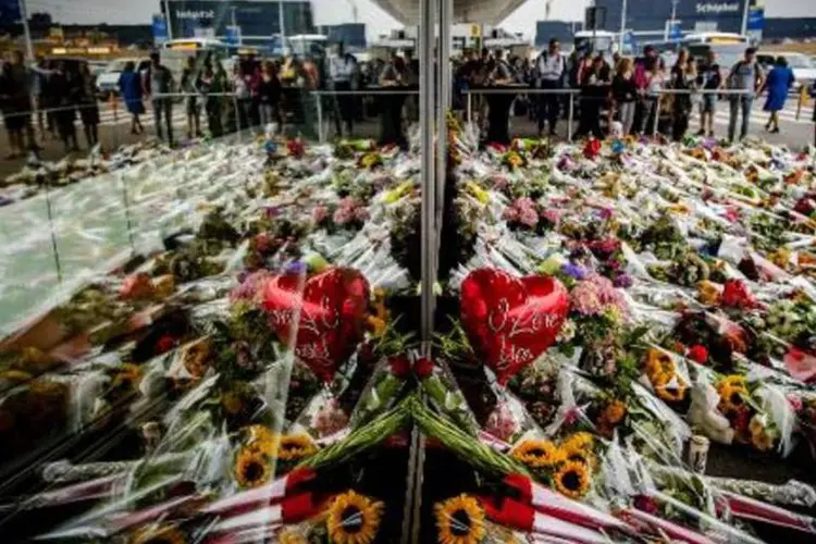 Flores em homenagem às vítimas do voo MH17 da Malaysia Airlines, no dia 21 de julho de 2014 no aeroporto holandês de Schiphol (Robin van Lonkhuisen/AFP)