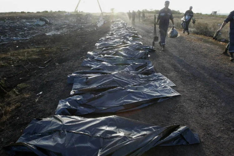 
	Corpos de v&iacute;timas: 298 passageiros a bordo do avi&atilde;o morreu quando aparelho foi derrubado
 (Maxim Zmeyev/Reuters)
