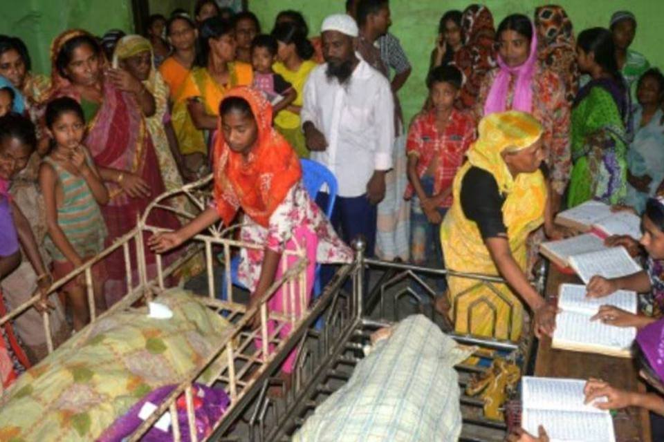Tumulto durante doação de roupas mata 24 em Bangladesh