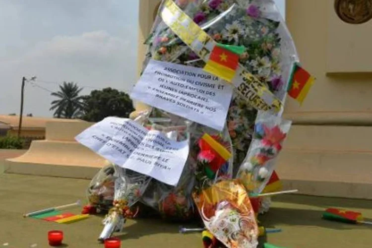 Homenagem a vítimas do Boko Haram: terroristas degolaram civis e incendiaram grande mesquita em Camarões (Reinnier Kaze/AFP)