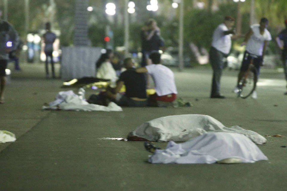 Agressor de Nice subiu em meio-fio para atropelar pessoas