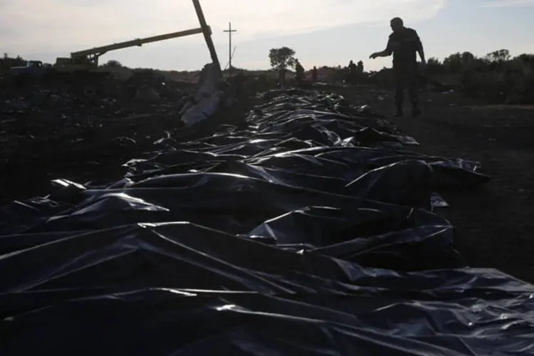 
	Corpos de v&iacute;timas do avi&atilde;o da Malaysia Airlines que caiu no leste da Ucr&acirc;nia
 (Maxim Zmeyev/Reuters)