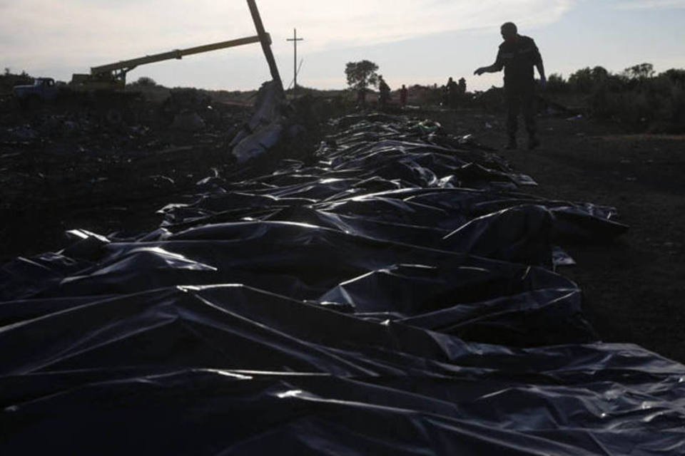 Corpos das vítimas da queda do avião são levados à Holanda