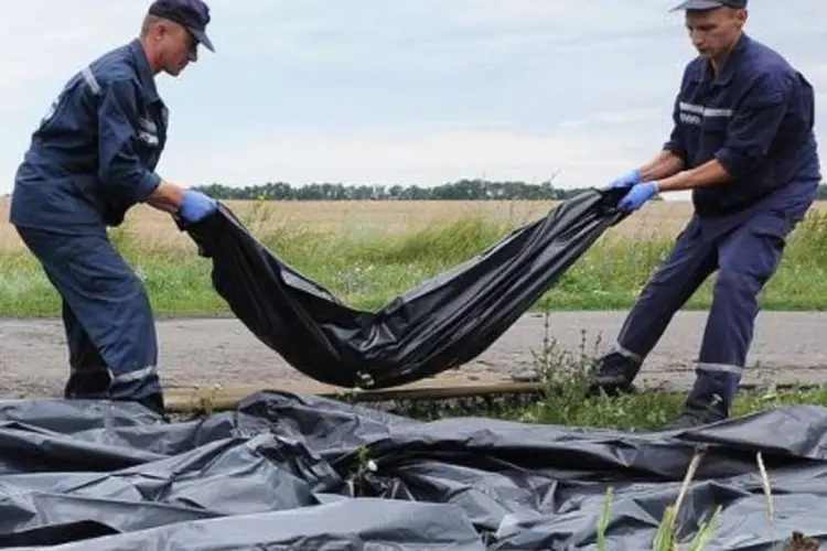 Socorristas juntam corpos de vítimas do avião da Malaysia Airlines, na Ucrânia (Dominique Faget/AFP)