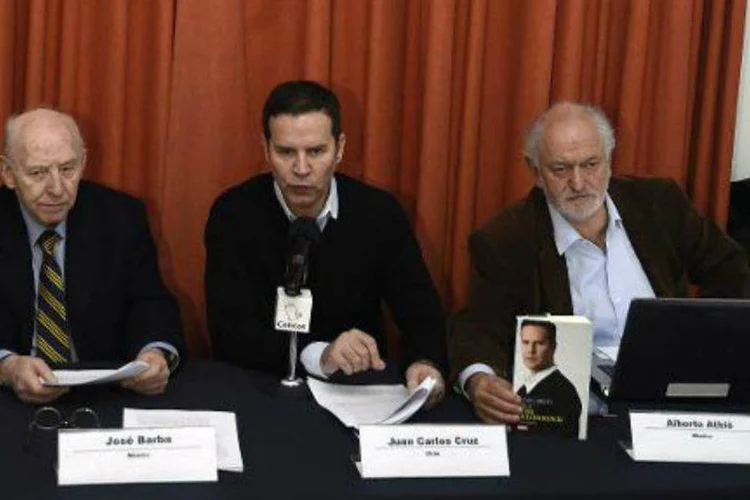 O mexicano José Barba (esquerda) e o chileno Juan Carlos Cruz (centro), vítimas de padres pedófilos, ao lado do ex-padre mexicano Alberto Athie em entrevista coletiva na capital do México 

 (AFP/ Alfredo Estrella)