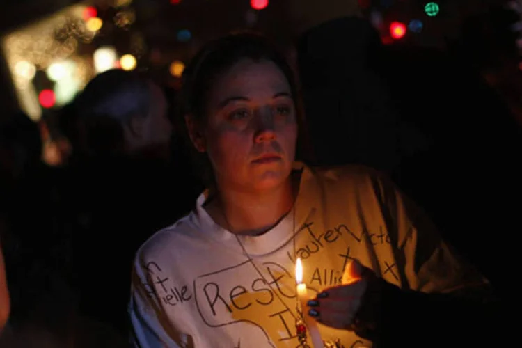 
	Massacre chocou os norte-americanos, o que levou alguns parlamentares a pedirem restri&ccedil;&otilde;es mais r&iacute;gidas sobre armas
 (Joshua Lott/Reuters)