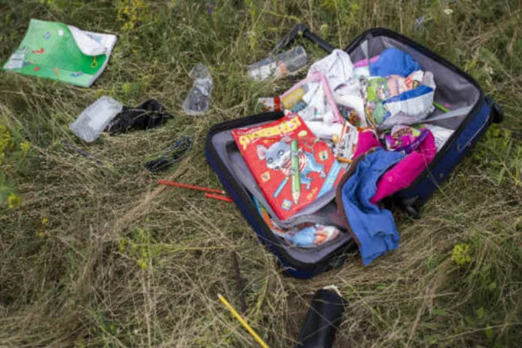 
	Bagagens e pertences pessoais das v&iacute;timas que estavam a bordo do voo MH 17
 (Getty Images)