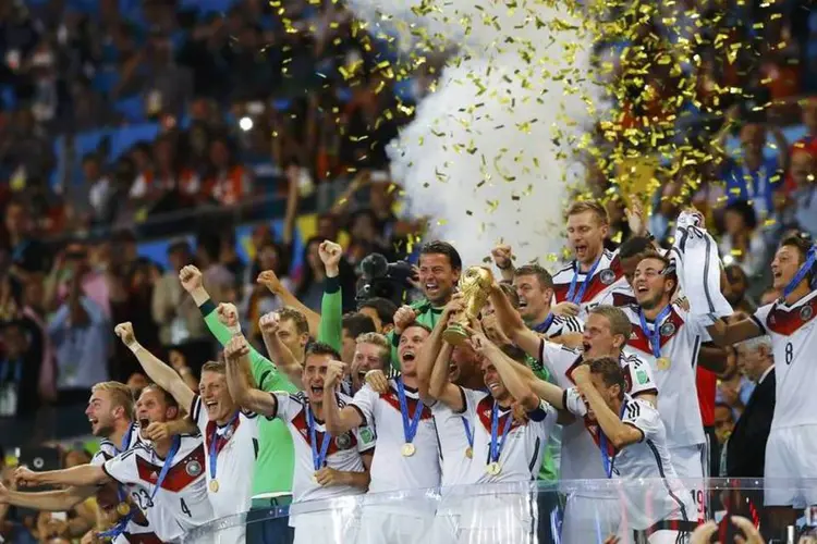 Jogadores alemães comemoram o tetra na Copa do Mundo 2014 ( REUTERS/Darren Staples)