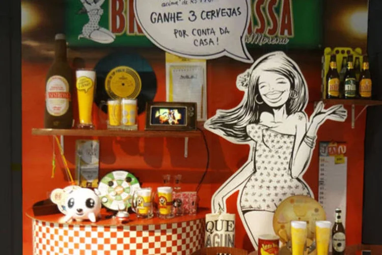 Entre os itens presentes no ambiente estão cadeira, mesa e balcão, além da figura feminina intitulada de “Bem Morena” (Divulgação)