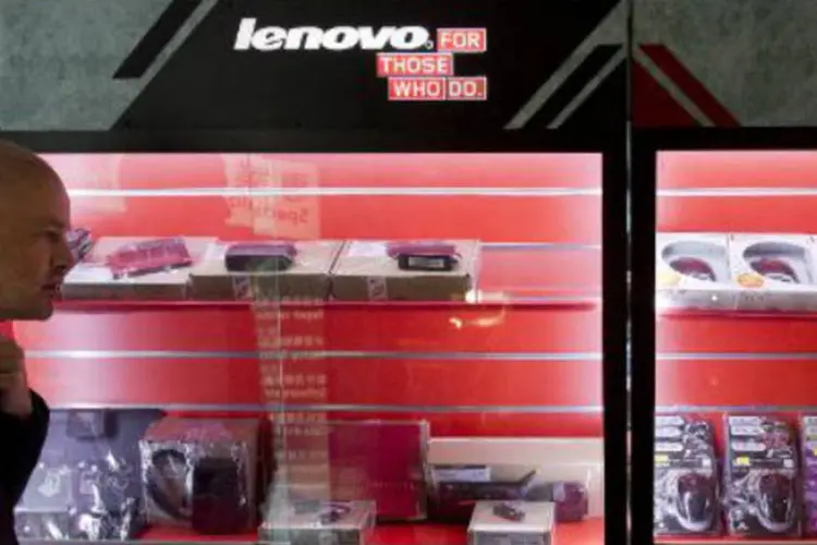 Vitrine com produtos da Lenovo em Hong Kong: a ação fechou em 8,67 dólares de Hong Kong, depois da queda de mais de 8% na quinta-feira passada (Alex Ogle/AFP)
