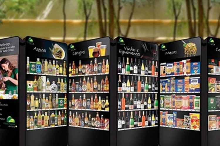 Com aplicativo, consumidor pode comprar em painéis no shopping que simulam as gôndolas (Divulgação)