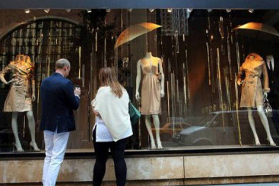 Casal observa uma vitrine em Nova York em 12 de setembro  (Spencer Platt/Getty Images/AFP)