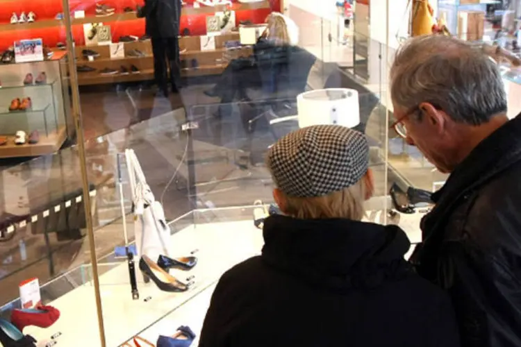 Casal olhando vitrine (Getty Images)