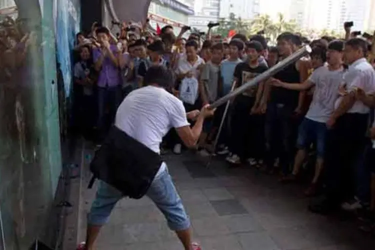 Manifestante quebra vitrines de um shopping de artigos japoneses na cidade chinesa de Shenzhen, em setembro de 2012 (Reuters/Keita Van)