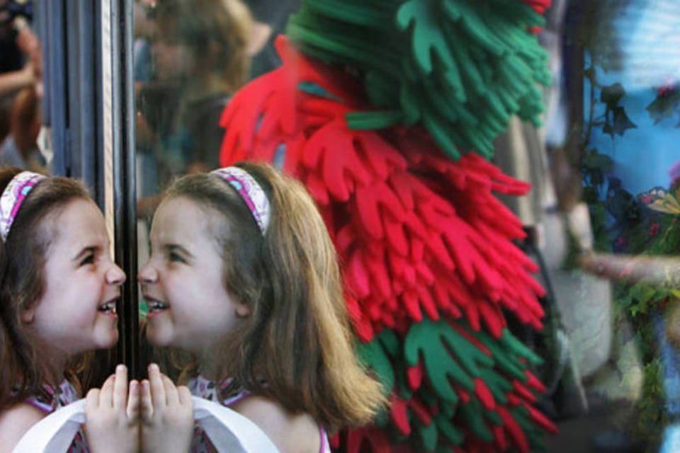 Criança em vitrine de natal (Getty Images)
