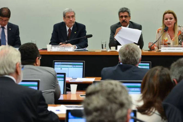 
	Vi&uacute;va do ex-deputado Janene do PP em CPI: aos parlamentares, Stael disse ter ouvido falar do ex-diretor da Petrobras Paulo Roberto Costa e de outros nomes que hoje aparecem na Opera&ccedil;&atilde;o Lava Jato
 (Agência Brasil/José Cruz)