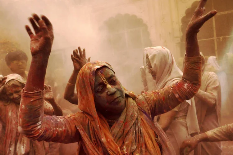 
	Vi&uacute;vas: ap&oacute;s aventurar-se a festejar o Holi, as vi&uacute;vas, vetadas pelo hindu&iacute;smo de participar de festividades, deram um passo al&eacute;m ao entrar no templo Gopinath
 (Anindito Mukherjee / Reuters)