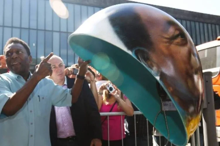 Vivo pinta orelhão: Pelé esteve na Avenida Paulista autografando obra do artista Sipros (Divulgação)