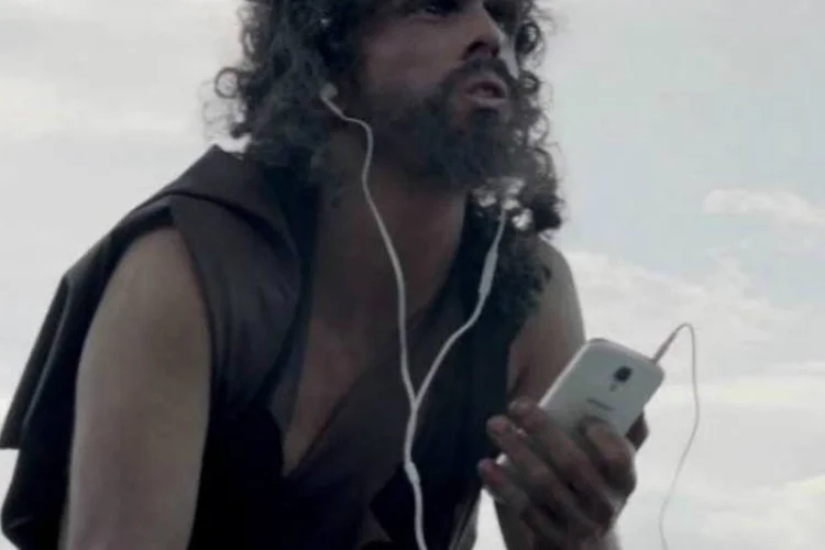 Vivo e Samsung homenageiam Raul Seixas: filme mostra contexto que parece remeter a “Dez Mil anos atrás”, onde homens das cavernas se depararam com tecnologia e internet (Reprodução/YouTube/Vivo)