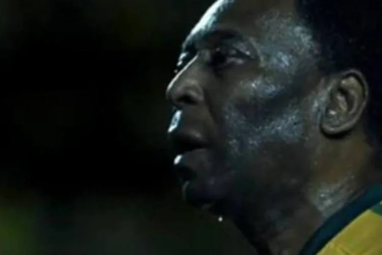 O comercial com Pelé, que está hoje com 70 anos, mostra o atleta do século fazendo o seu gol de número 1284 (.)