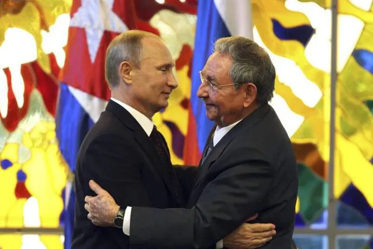 Vladimir Putin abraça Raul Casto após encontro no Palácio da Revolução, em Havana (Alejandro Ernesto/Reuters)