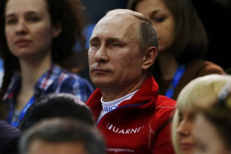 Presidente da Rússia, Vladimir Putin, assiste a uma competição dos Jogos Olímpicos de Inverno em Sochi (Alexander Demianchuk/Reuters)