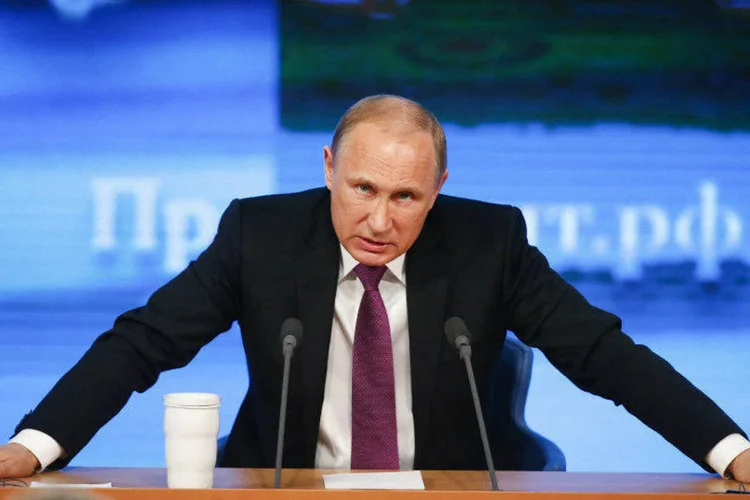 
	O presidente russo, Vladimir Putin: cada vez mais clientes est&atilde;o retirando o dinheiro e tendo dificuldades para pagar empr&eacute;stimos
 (Maxim Zmeyev/Reuters)