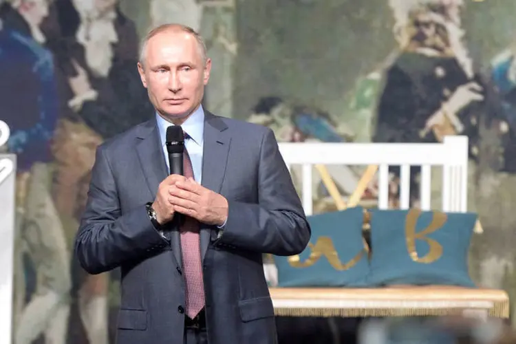 
	Putin: o tombo das cota&ccedil;&otilde;es &eacute; um dos fatores para a economia local caminhar para a segunda contra&ccedil;&atilde;o anual seguida
 (Alexei Nikolsky / Reuters)