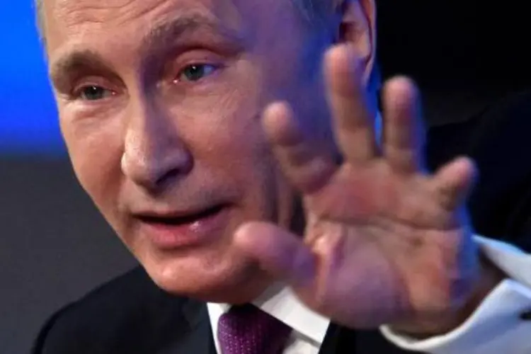 Vladimir Putin fala durante coletiva de imprensa anual em Moscou: "as novas autoridades ucranianas não quiseram dialogar com o leste pró-Rússia" (Kirill Kudryavtsev/AFP)