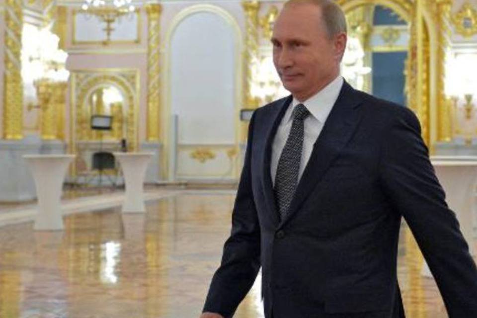 Putin diz que Ocidente usa sanções para enfraquecer a Rússia