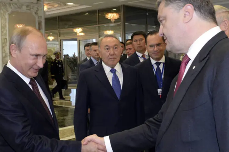 
	Vladimir Putin e Petro Poroshenko: presidentes se encontrar&atilde;o na sexta-feira, em Mil&atilde;o
 (Sergei Bondarenko/Reuters)