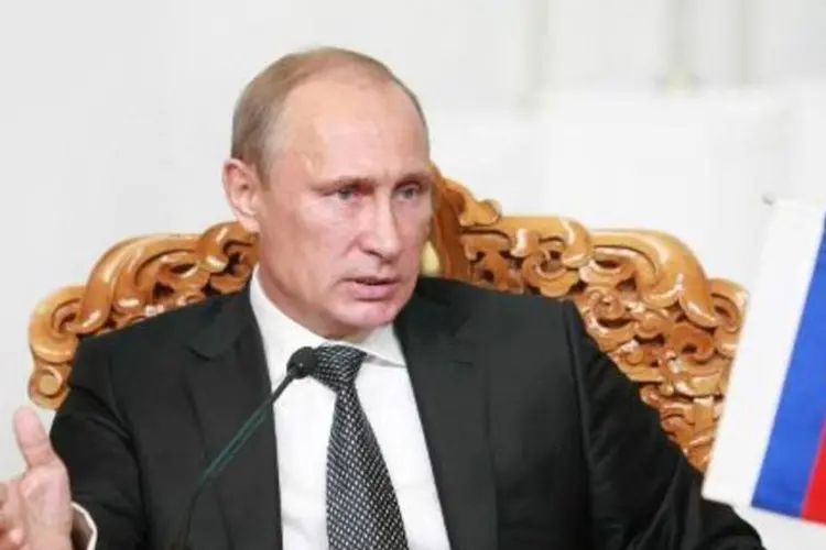 
	Vladimir Putin: Iana Zhdanova, com &quot;Kill Putin&quot; (&quot;Mate Putin&quot;) escrito sobre o torso nu, atacou a r&eacute;plica de Putin no Museu Grevin
 (Byambasuren Byamba-Ochir/AFP)