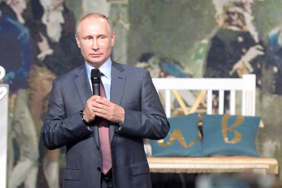 Putin visita Crimeia em meio a jogos de guerra e tensão