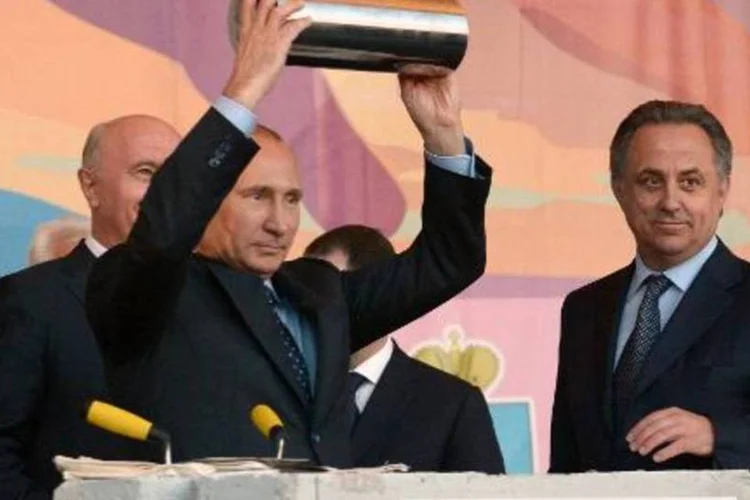 O presidente russo, Vladimir Putin (e), no local da construção de um estádio que será utilizado na Copa do Mundo de 2018, na cidade de Samara (Alexei Nikolsky/AFP)