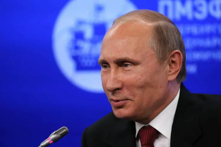 Vladimir Putin: presidente pediu ao Senado russo que anulasse autorização de intervenção militar na Ucrânia (Bloomberg)