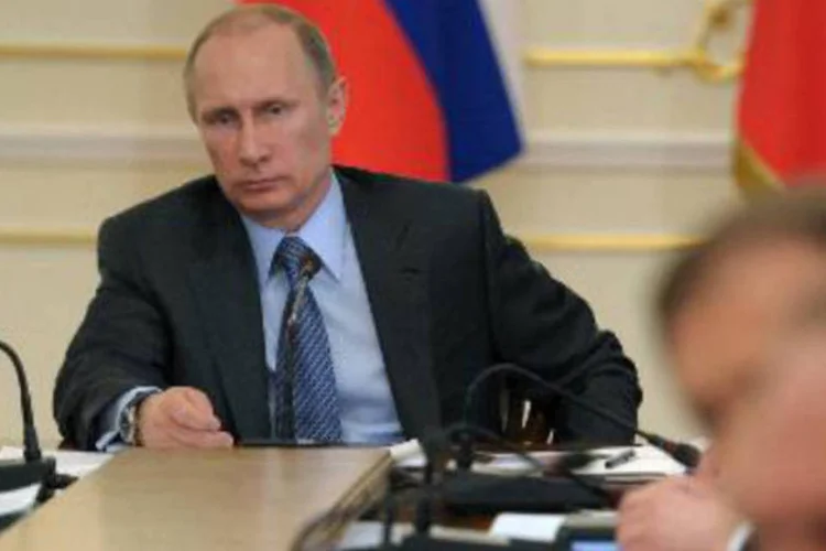 O presidente russo, Vladimir Putin, preside uma reunião com membros de seu governo: "precisamos de uma ponte para os automóveis e para o trem" (ALEXEY DRUZHININ/AFP)