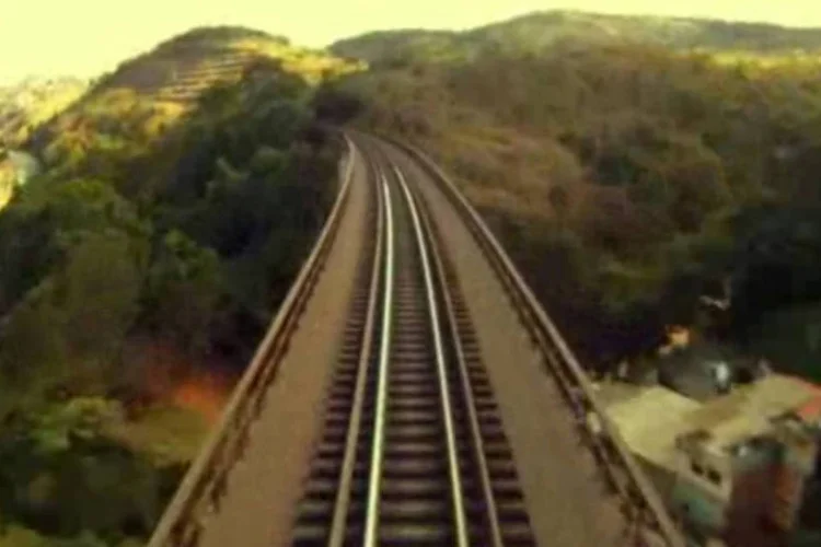 
	Ferrovias: a taxa de retorno dos investidores das novas concess&otilde;es de ferrovias ficar&aacute; entre 9,3 e 12,5&nbsp;%, ap&oacute;s ter sofrido um aumento pelo governo no fim de fevereiro, em um esfor&ccedil;o para atrair mais investidores para os ambiciosos planos de log&iacute;stica do pa&iacute;s.
 (Reprodução)