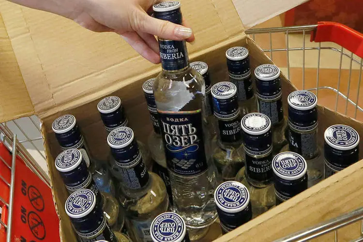 Vodca na Rússia: as autoridades asseguram que querem evitar que os consumidores recorram aos destilados caseiros (REUTERS/Ilya Naymushin)