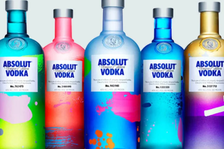 Embalagens de vodca da Absolut para a campanha "Absolut Unique" (Divulgação)